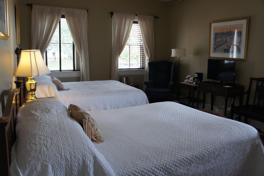 State House Inn Annapolis Room photo