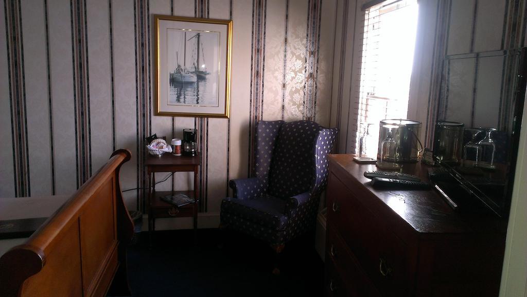 State House Inn Annapolis Room photo